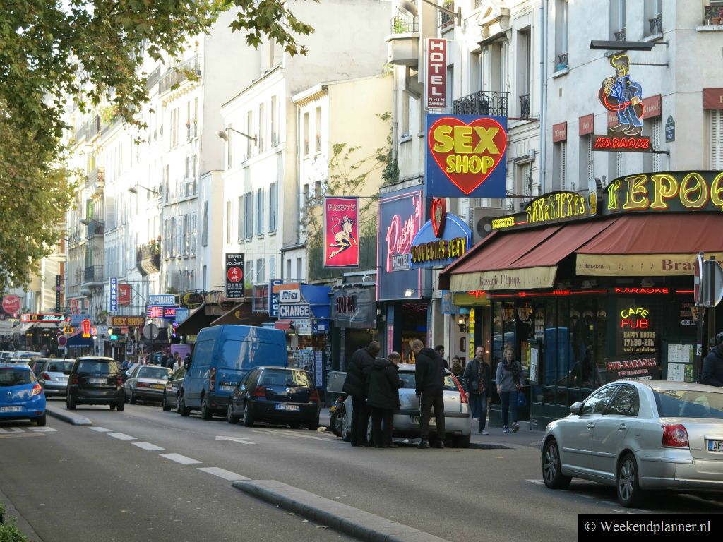 De Boulevard de Clichy is één van de bekendste uitgaanscentra van Parijs met seksclubs, cafés en natuurlijk het beroemde cabaret Moulin Rouge.Tips:  Uitgaan in Parijs..